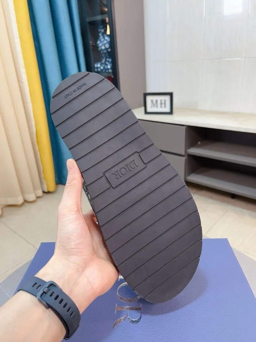Men's Men's Shoes 💰320🌸🌸Dior Aqua Men's Sandals Slippers. Showcasing Dior haute couture design. The Dior gray suede strap is accented with an aluminum Dior buckle for added style. Paired with a comfortable tonal notch sole, they pair easily with shorts or jeans for a sophisticated look. Main body: suede cow leather, technical fabric lining: cow leather, with adjustable straps, aluminum Dior buckle, Dior gray EVA insole, tonal notch rubber outsole splicing structure👌👌size: 38-44 (45.46 customized)